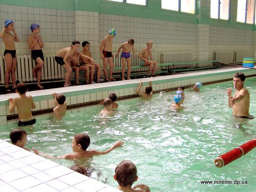 Зимний бассейн уже начали посещать первые группы детей