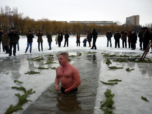 Из ледяной воды выходит Сергей "Динамит" Коряулин