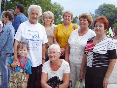 Август 2010 года. Владилена Кокина (слева) с правнуком Глебом и единомышленниками из клуба любителей бега «Ритм» Август 2010 года. Владилена Кокина (слева) с правнуком Глебом и единомышленниками из клуба любителей бега «Ритм»