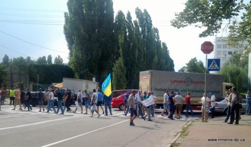 протестующие перекрыли дорогу