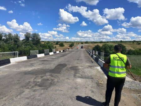 На въезде в Желтые Воды начали ремонтировать мост
